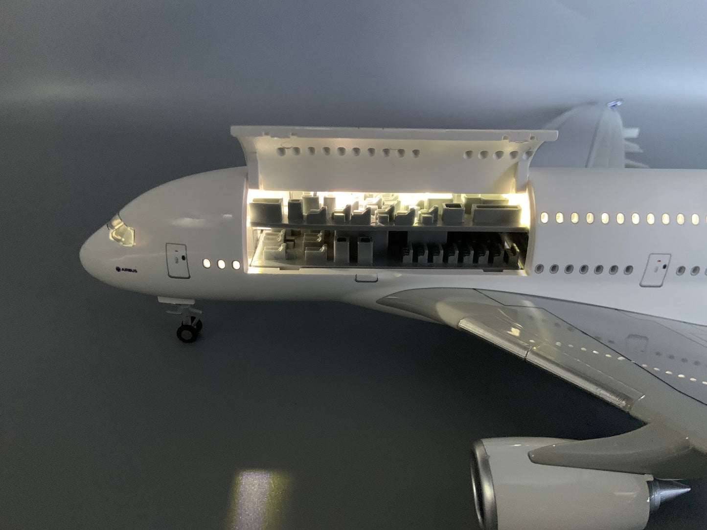 RBF  1:160 A380 CUTAWAY MODEL A102-2