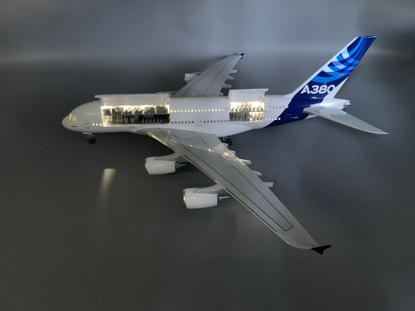 RBF  1:160 A380 CUTAWAY MODEL A102-2