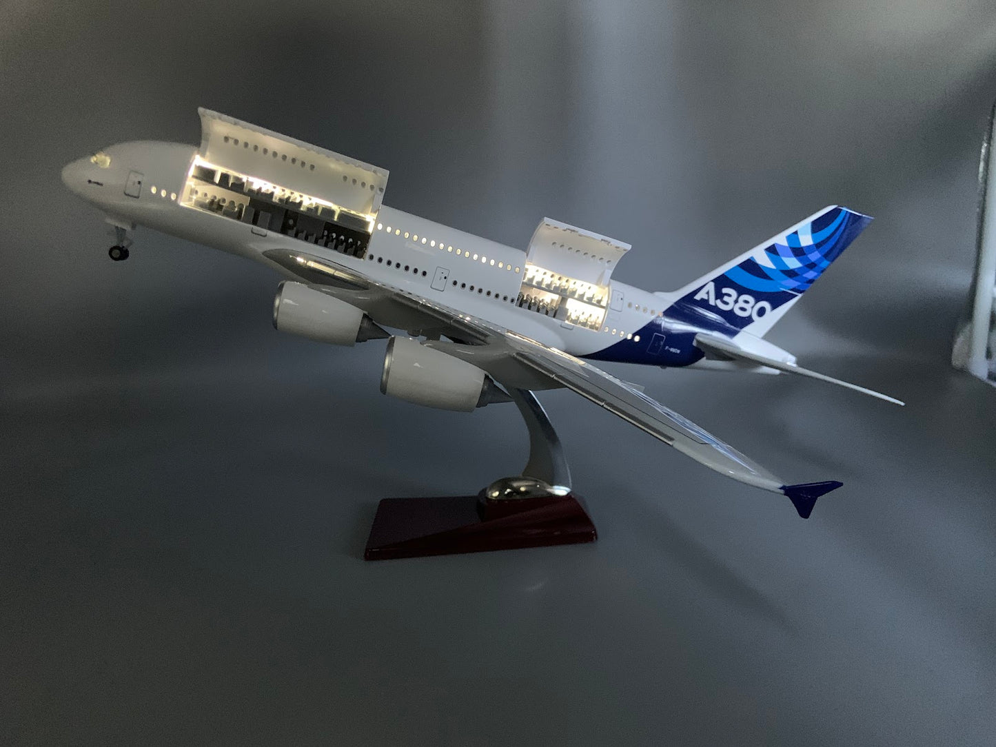 RBF  1:160 A380 CUTAWAY MODEL A102-2