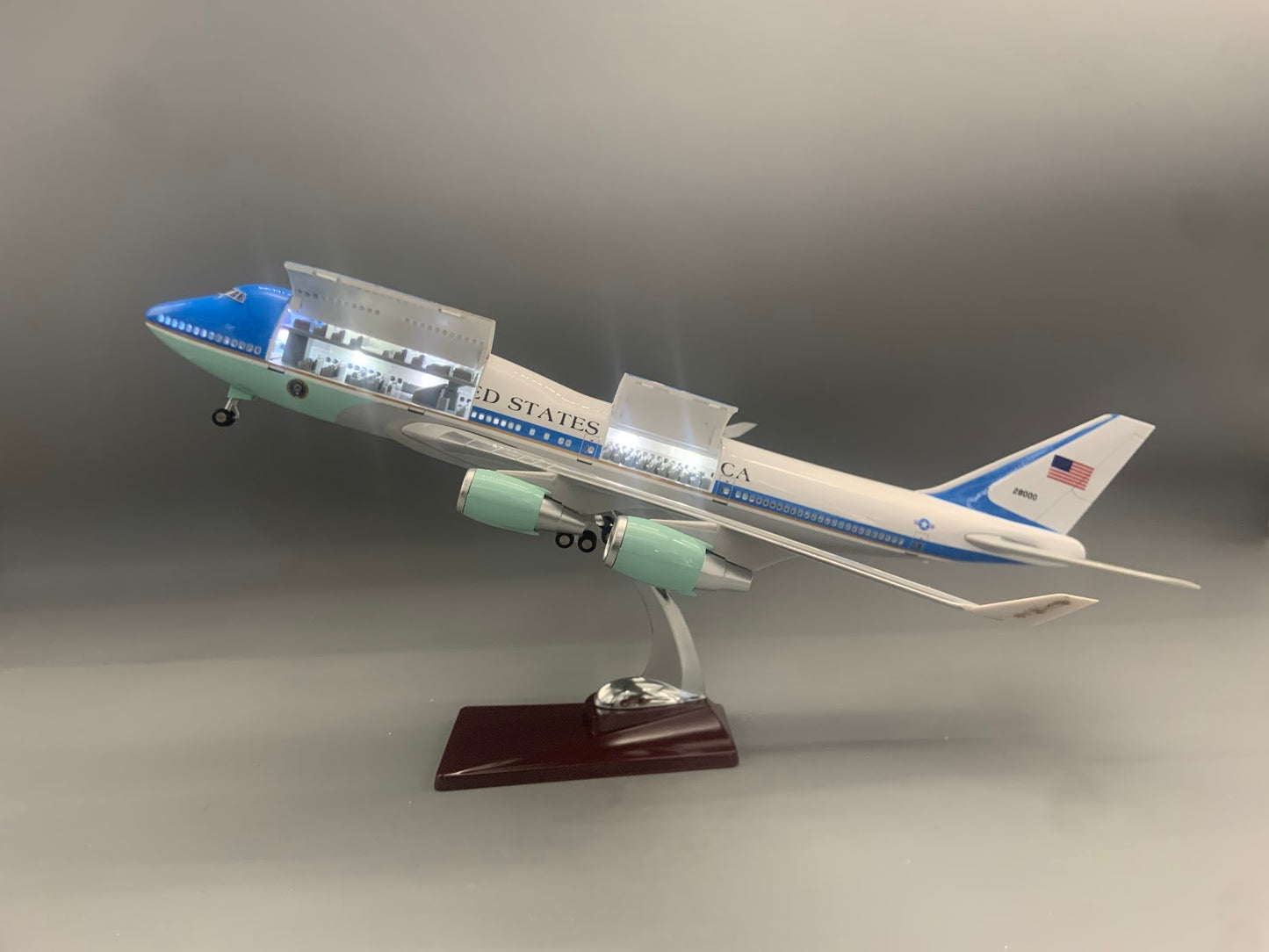 RBF  1:150 747 AIR FORCE ONE CUTAWAY MODE C110-1