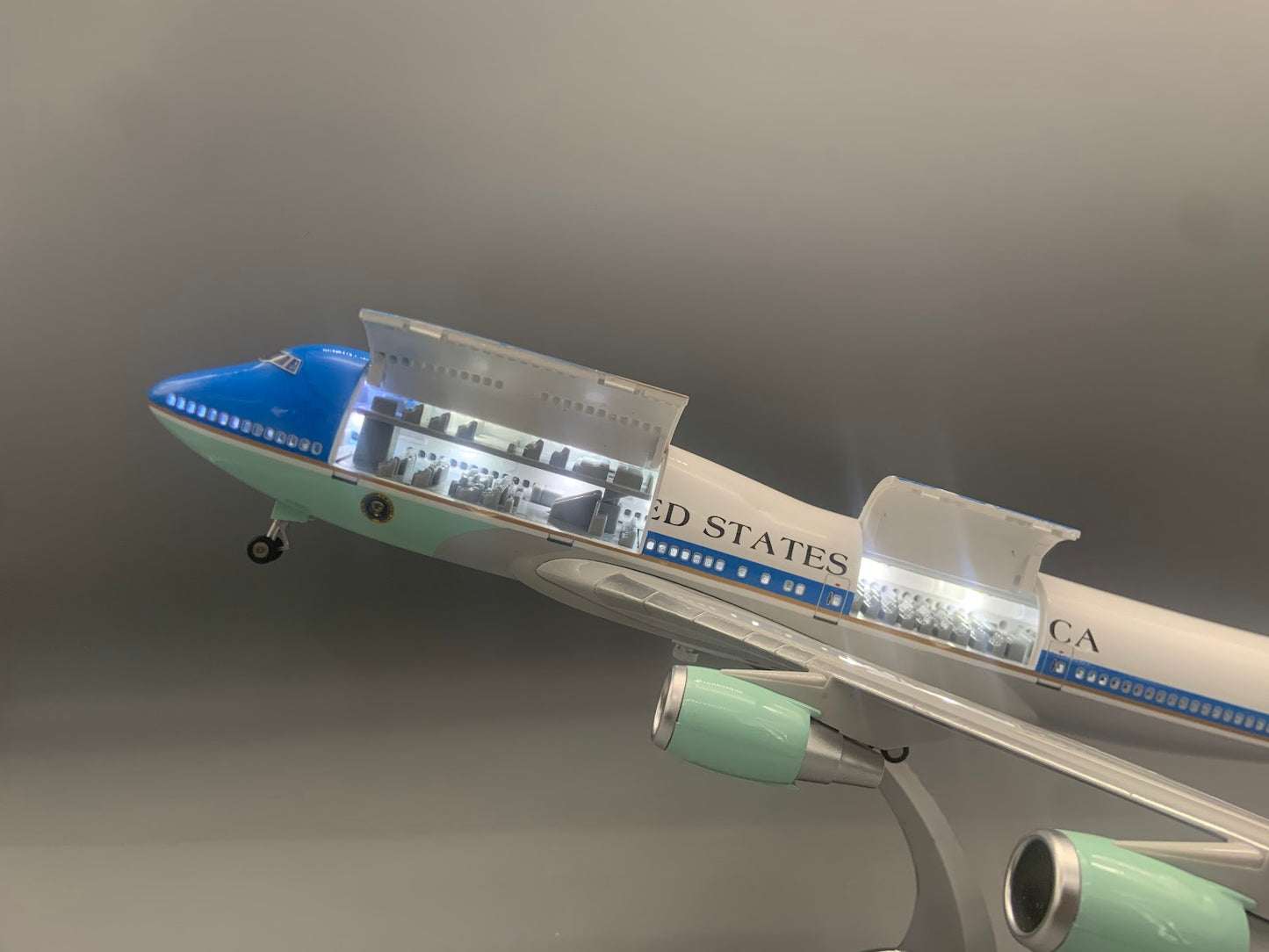 RBF  1:150 747 AIR FORCE ONE CUTAWAY MODE C110-1