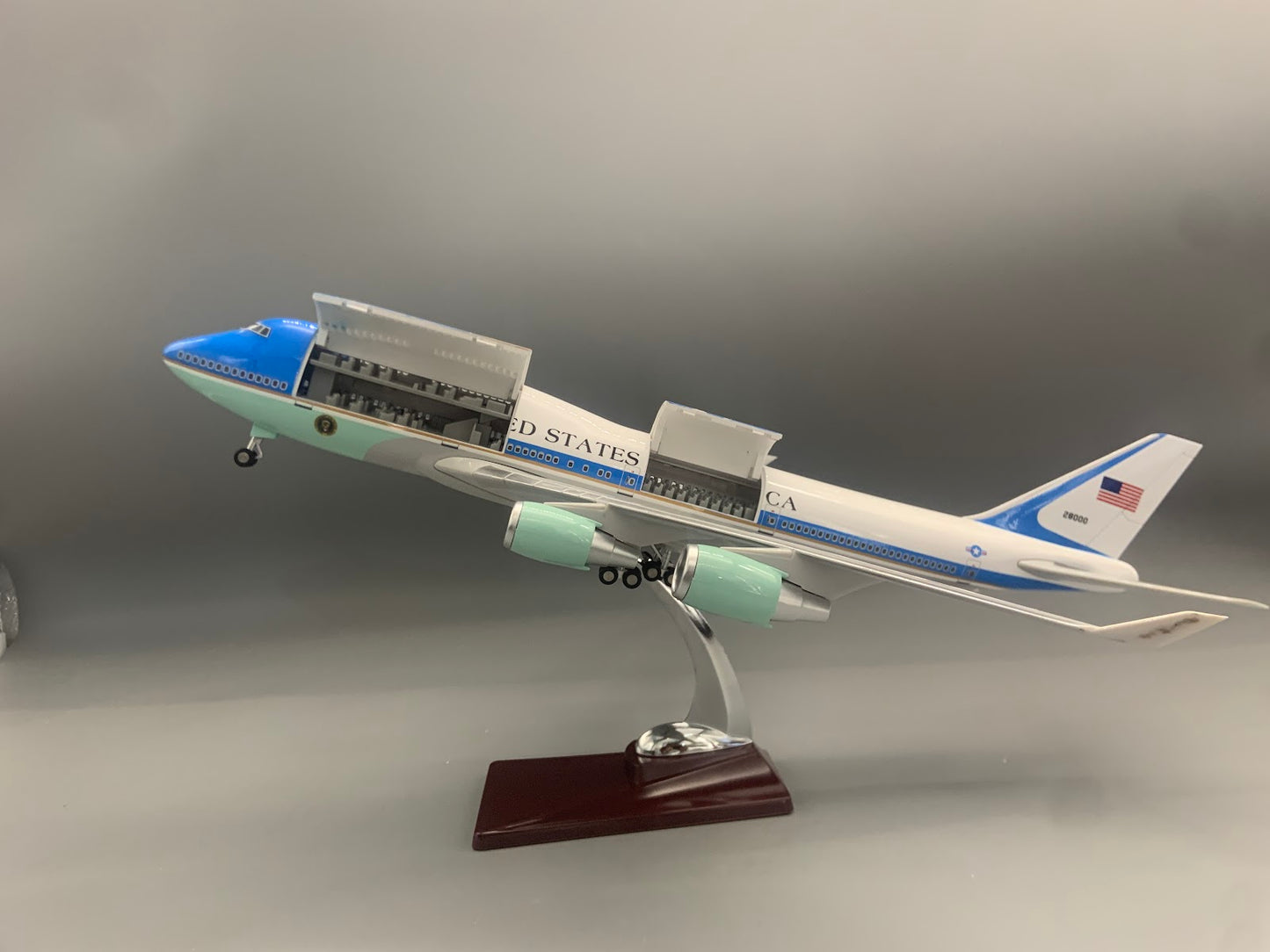 RBF  1:150 747 AIR FORCE ONE CUTAWAY MODE C110-1