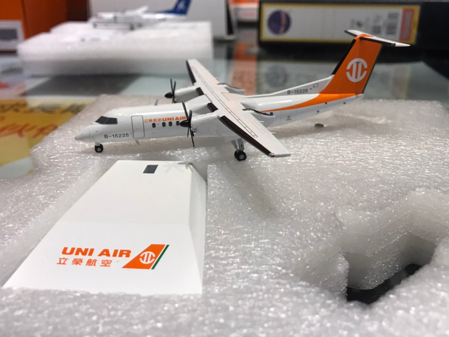 RBF現貨 ALB 金屬 1:200 UNI AIR DASH-8-300 B-15225 LAS ALB2UNI225 *free shipping* 全球免運費